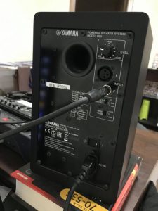 Yamaha HS5 back panel