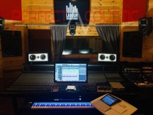 studio acoustics with sound absorbing elements (2)